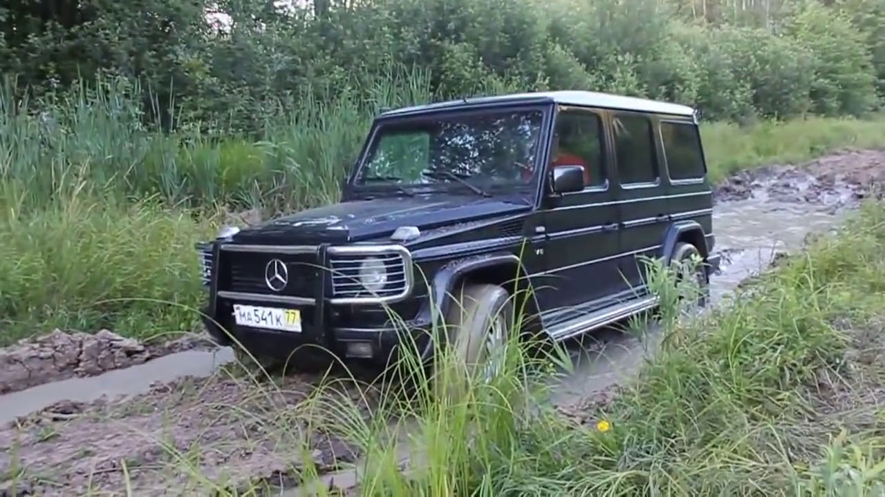 Mercedes-Benz G-class Off Road in Mud